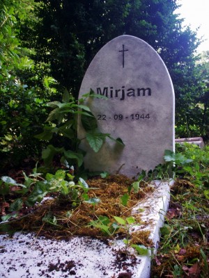 een grafsteen gemaakt voor NL. film